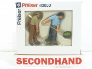 Preiser 1:32 Farmers With Sythe & Pitch ForkFigures