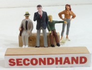 4 Figures 2 stands + 2 Seated